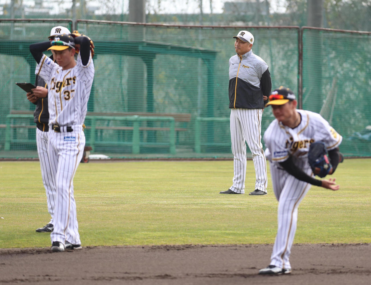 ルーキー及川（左）、西純（右）、のキャッチボールをみる山本昌臨時投手コーチ（撮影・清水貴仁）