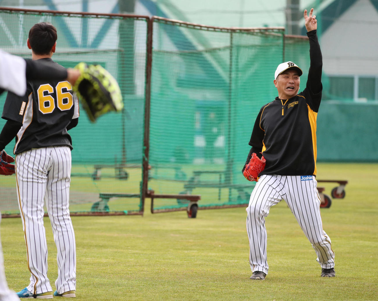 小川一平（左）を指導する山本昌臨時投手コーチ（撮影・清水貴仁）