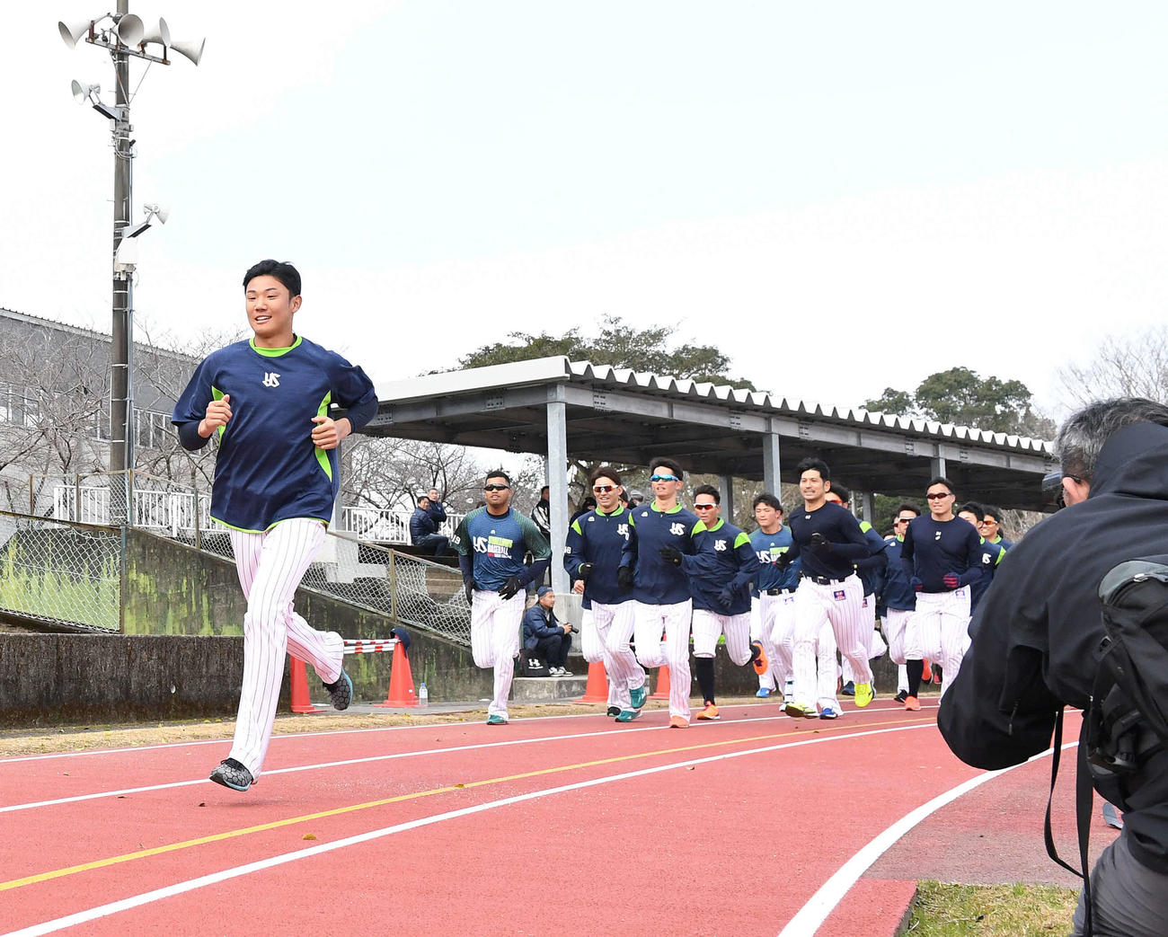 12分間走でスタートから飛ばすヤクルト奥川（左）（撮影・鈴木みどり）