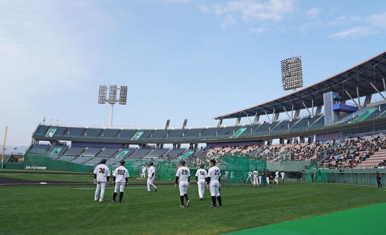 巨人1軍対2、3軍の紅白戦開始を控えたサンマリンスタジアム宮崎（撮影・加藤諒）