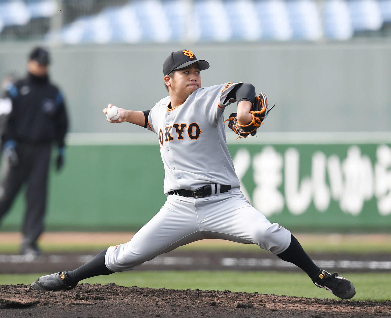 紅組対白組　3回裏、力投する紅組3番手の山川（撮影・加藤諒）