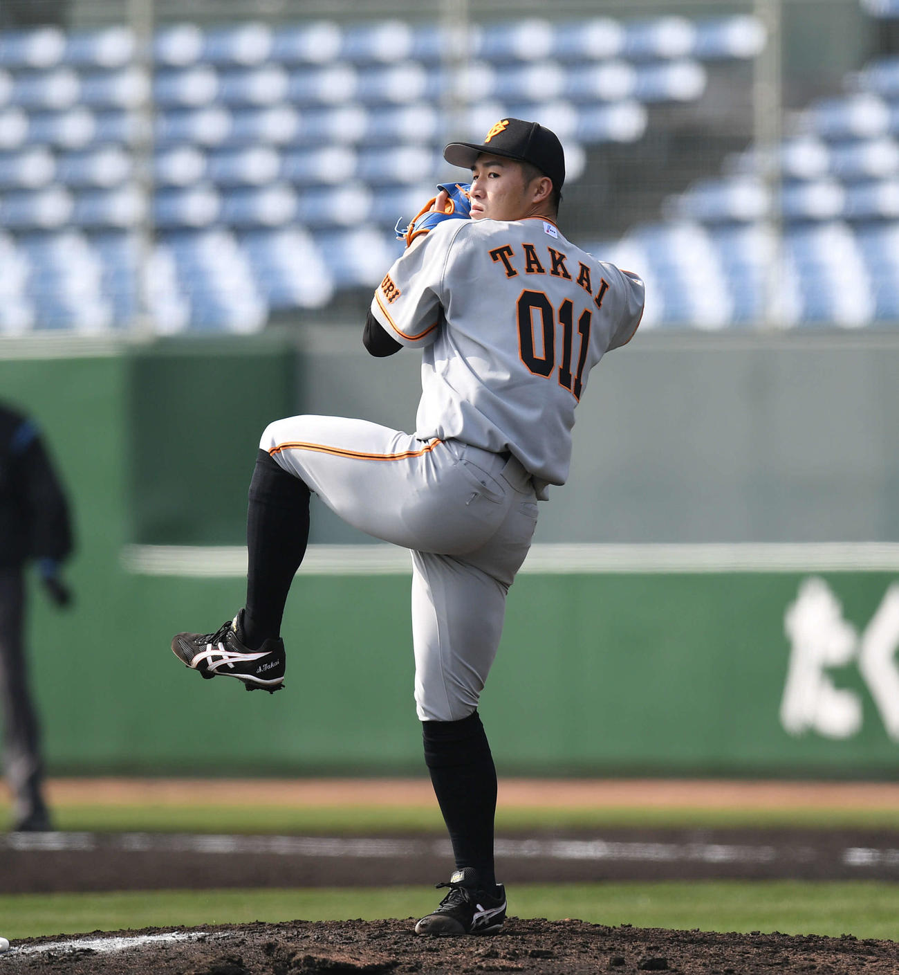 紅組対白組　4回裏、力投する紅組4番手の高井（撮影・加藤諒）