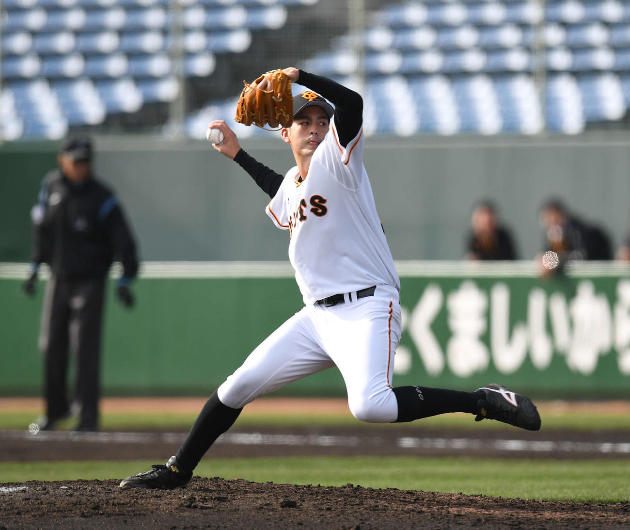 紅組対白組　5回表、力投する白組5番手与那原（撮影・加藤諒）
