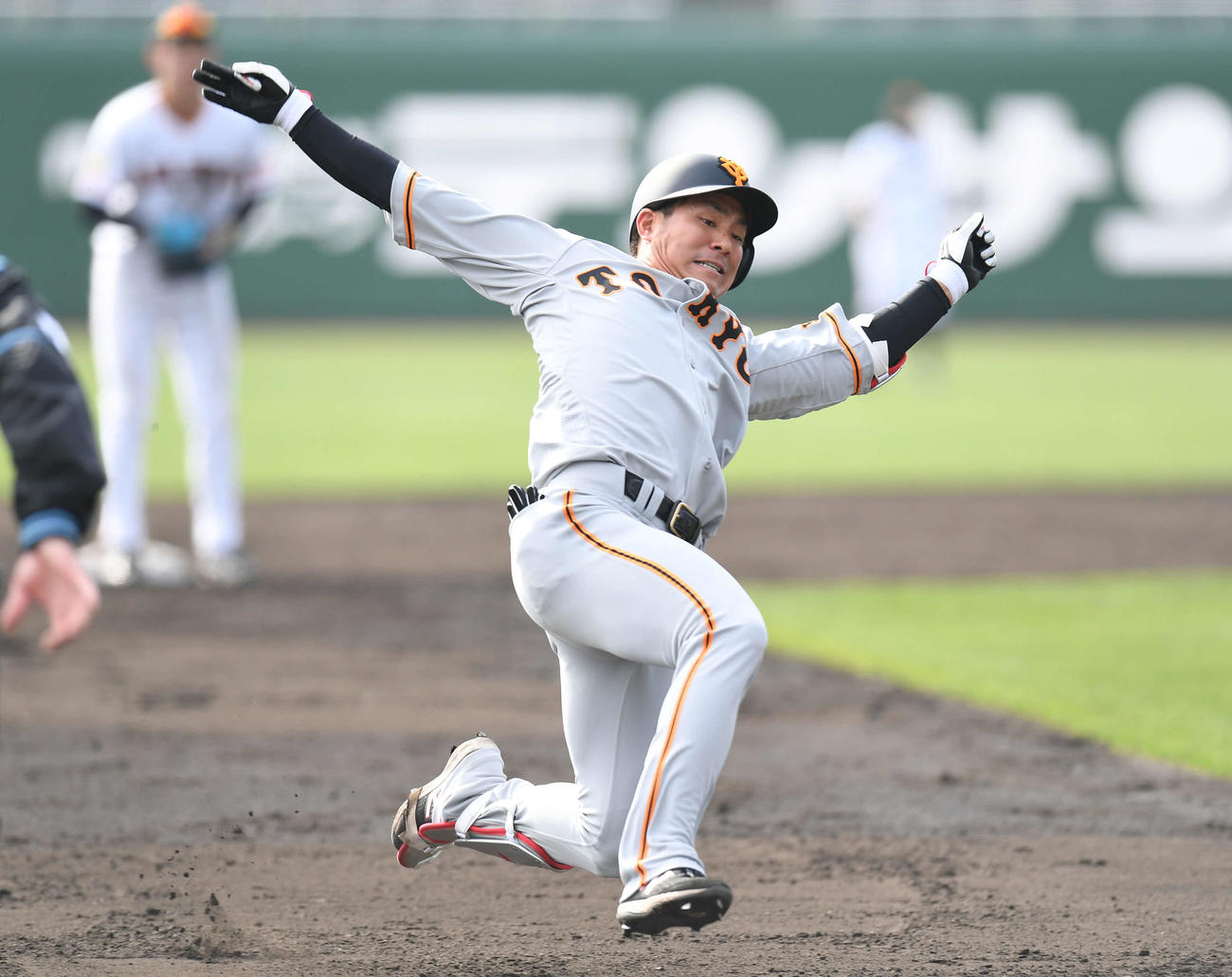 紅組対白組　5回表紅組1死二、三塁、吉川大は右超えに適時打を放ち、三塁に滑り込む（撮影・加藤諒）
