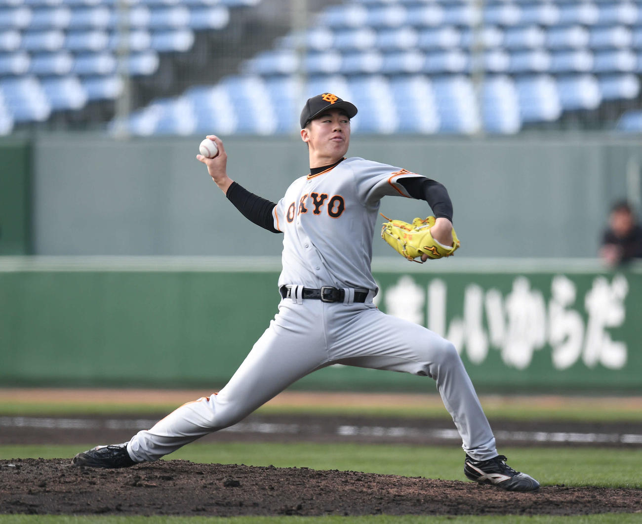 紅組対白組　5回裏、力投する紅組5番手の平井（撮影・加藤諒）