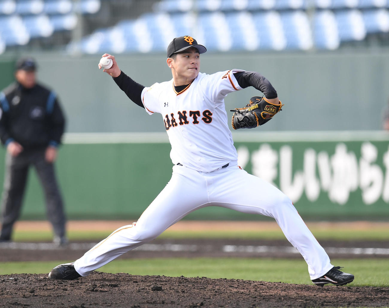 紅組対白組　6回表、力投する白組6番手の古川（撮影・加藤諒）