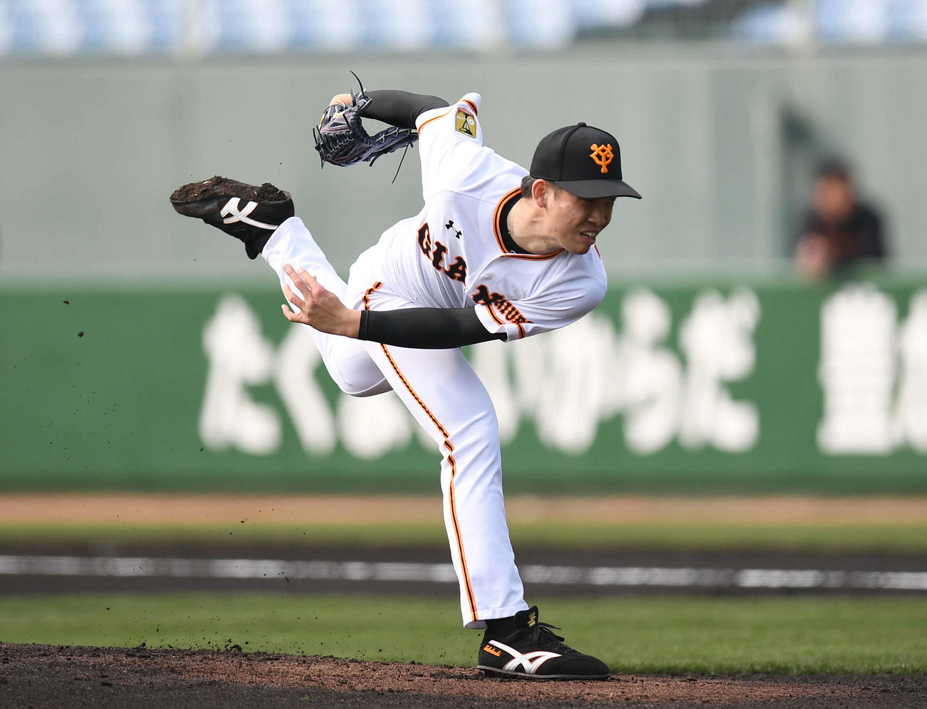 紅組対白組　1回、力投する白組先発高橋（撮影・加藤諒）