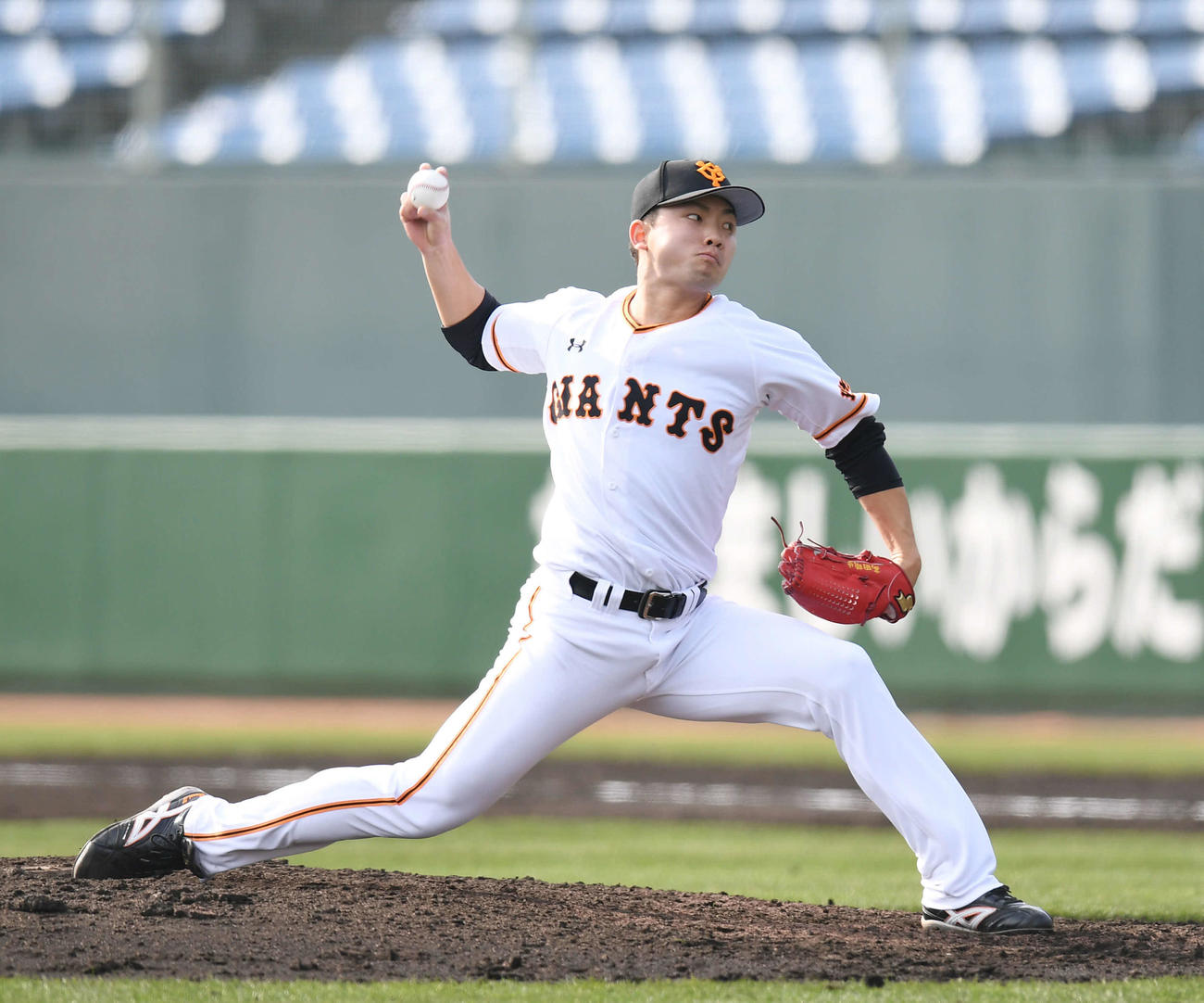 紅組対白組　7回表、力投する白組7番手の高田（撮影・加藤諒）