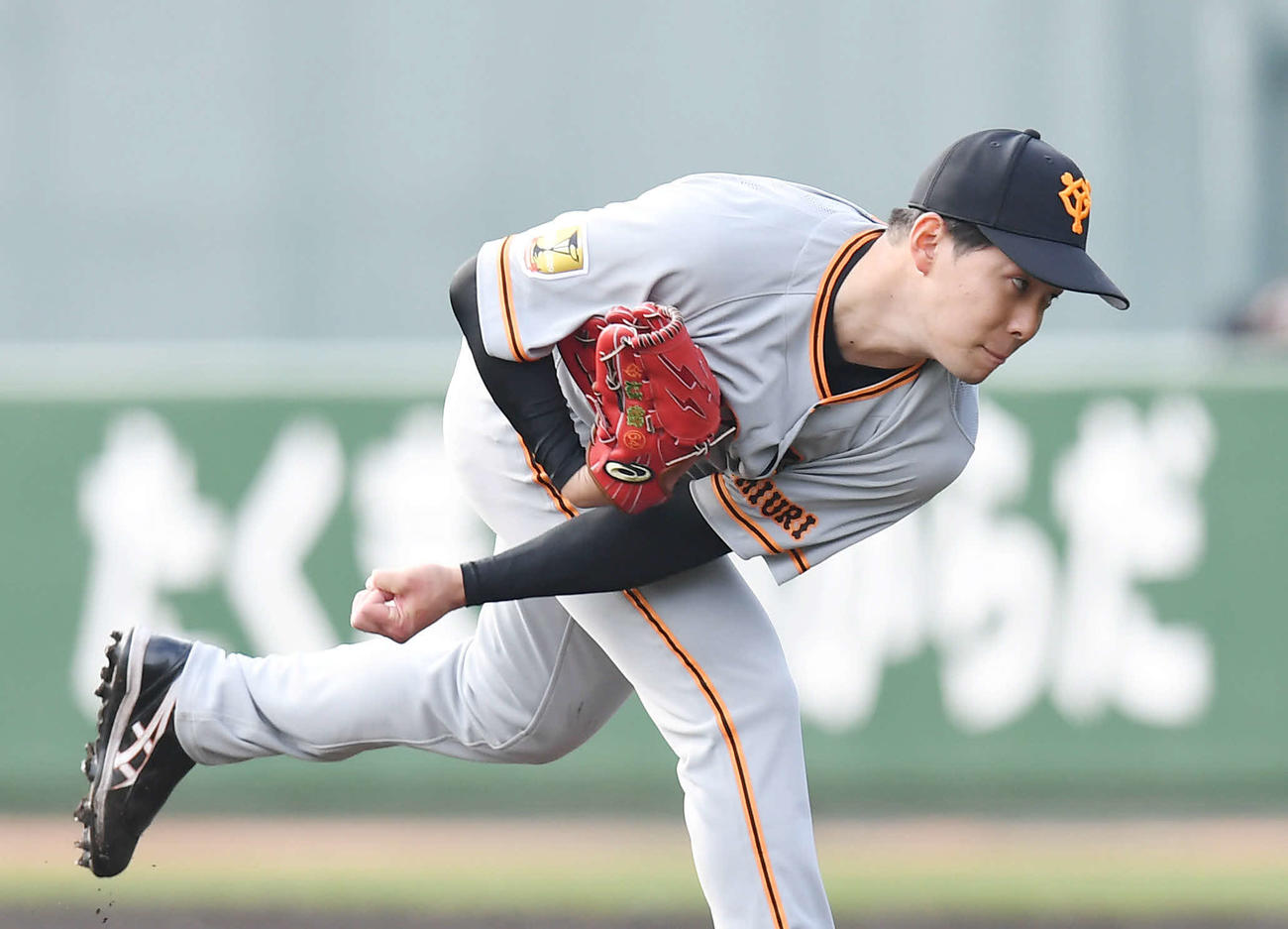 紅組対白組　7回裏、力投する赤組7番手の大江（撮影・加藤諒）