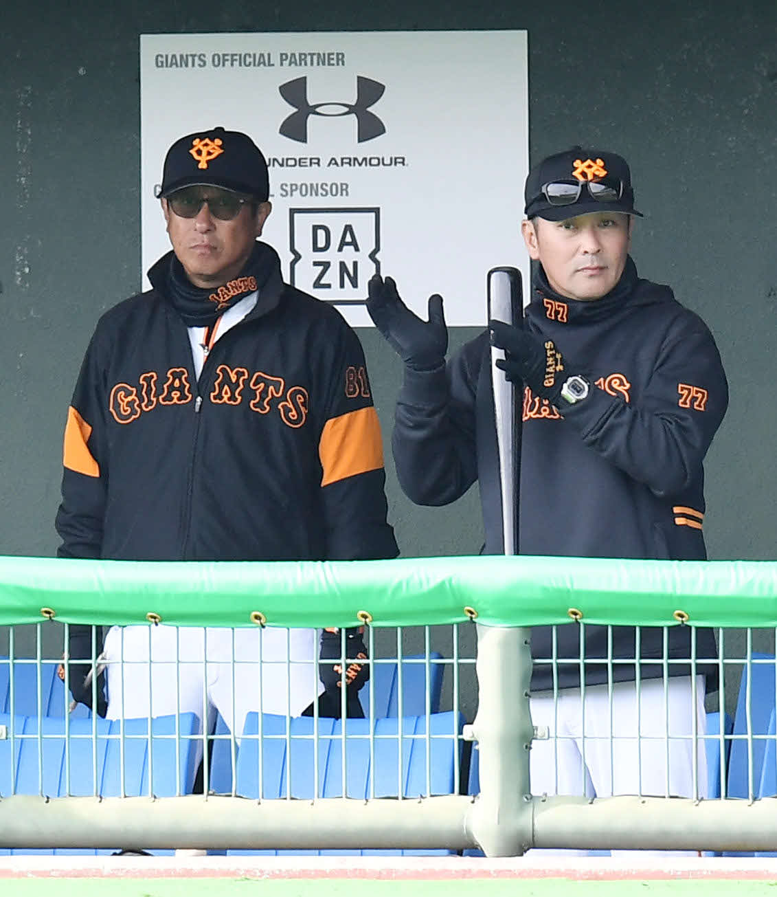 紅組対白組　7回、ベンチから紅白戦を見守る巨人元木ヘッドコーチ（右）と宮本投手チーフコーチ（撮影・加藤諒）