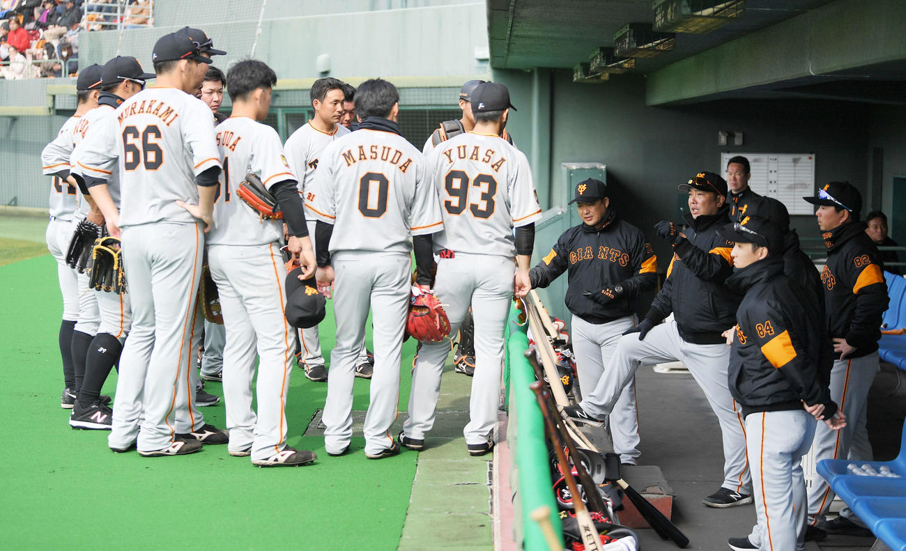 紅組対白組　試合前、円陣で選手を鼓舞する阿部2軍監督（撮影・加藤諒）
