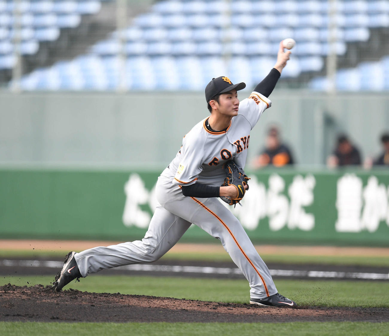 紅組対白組　1回裏、力投する紅組先発横川（撮影・加藤諒）