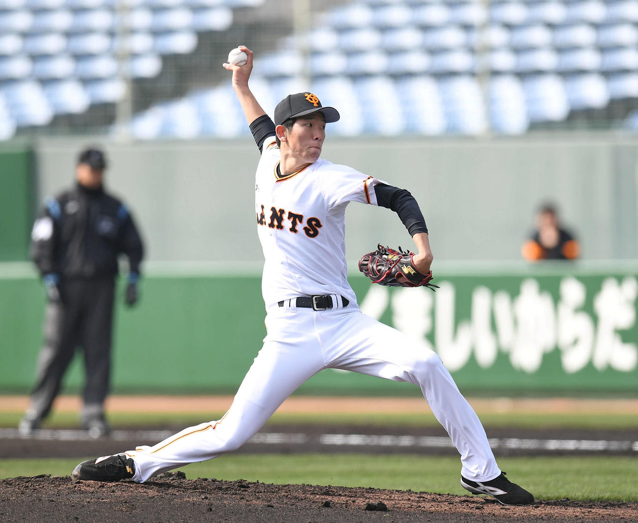 紅組対白組　2回表、力投する白組2番手の戸郷（撮影・加藤諒）
