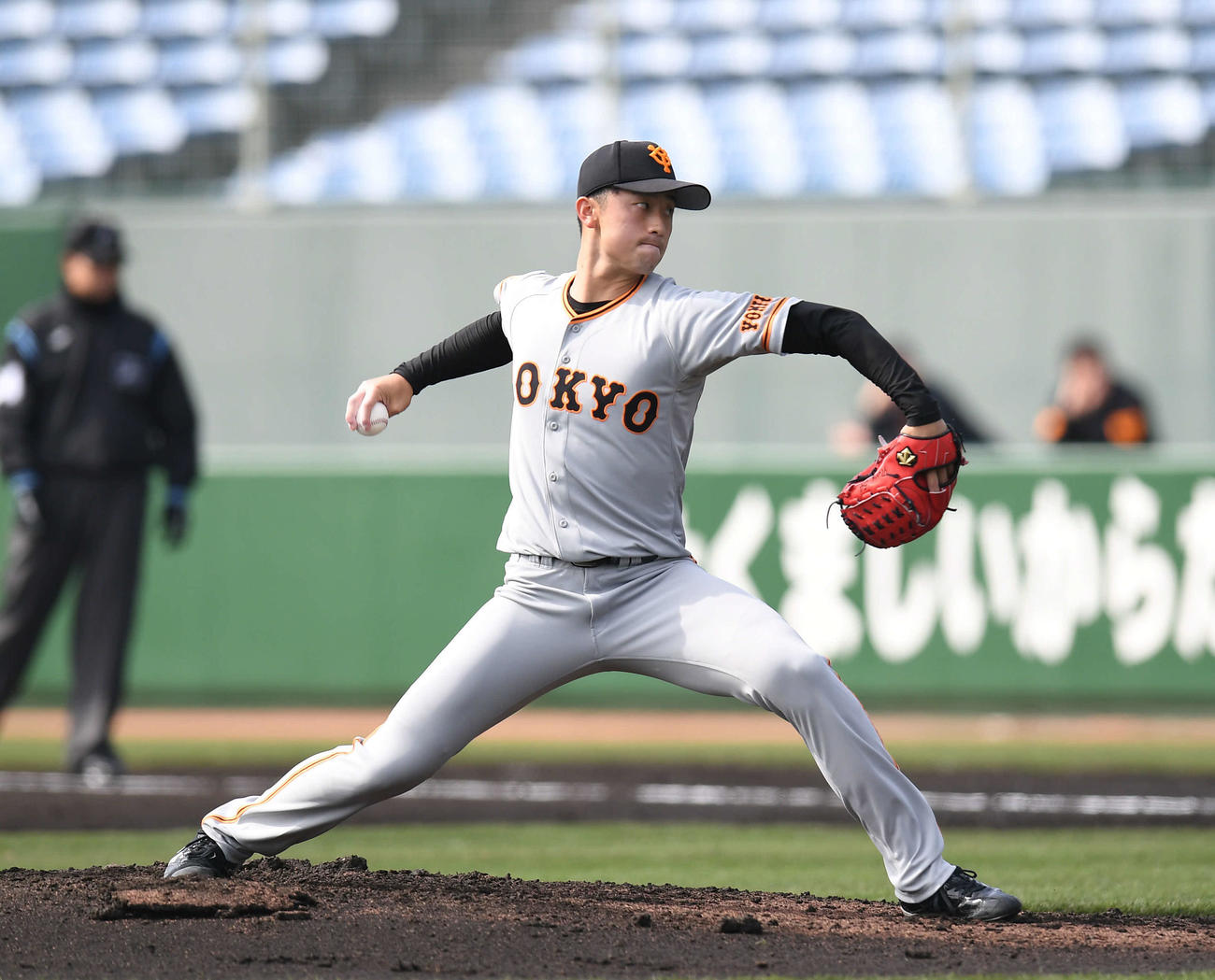 紅組対白組　2回裏、力投する紅組2番手の直江（撮影・加藤諒）
