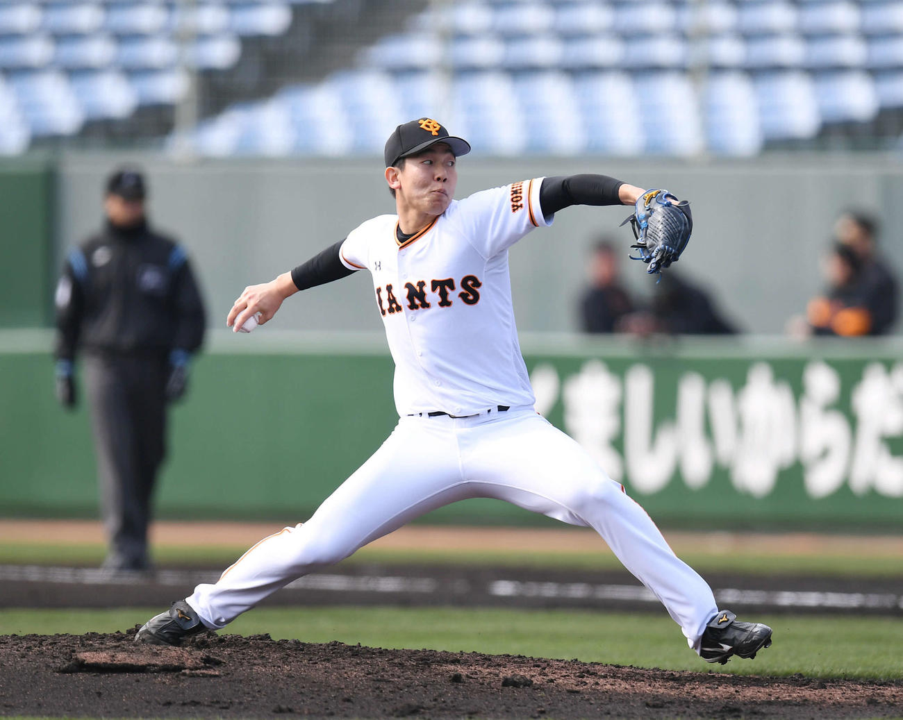 紅組対白組　3回表、力投する白組3番手の畠（撮影・加藤諒）