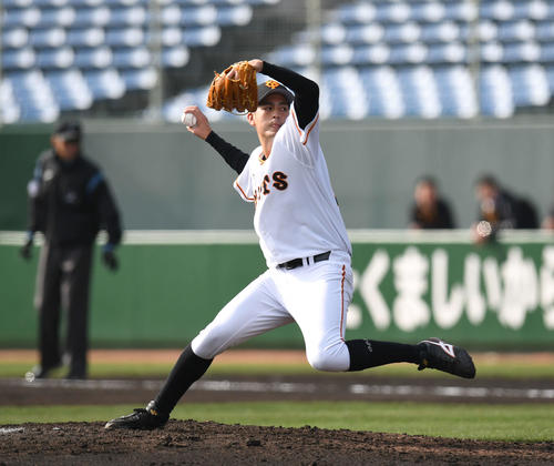 紅組対白組 5回表、力投する白組5番手与那原(撮影・加藤諒)