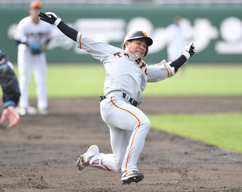 紅組対白組 5回表紅組1死二、三塁、吉川大は右超えに適時打を放ち、三塁に滑り込む(撮影・加藤諒)