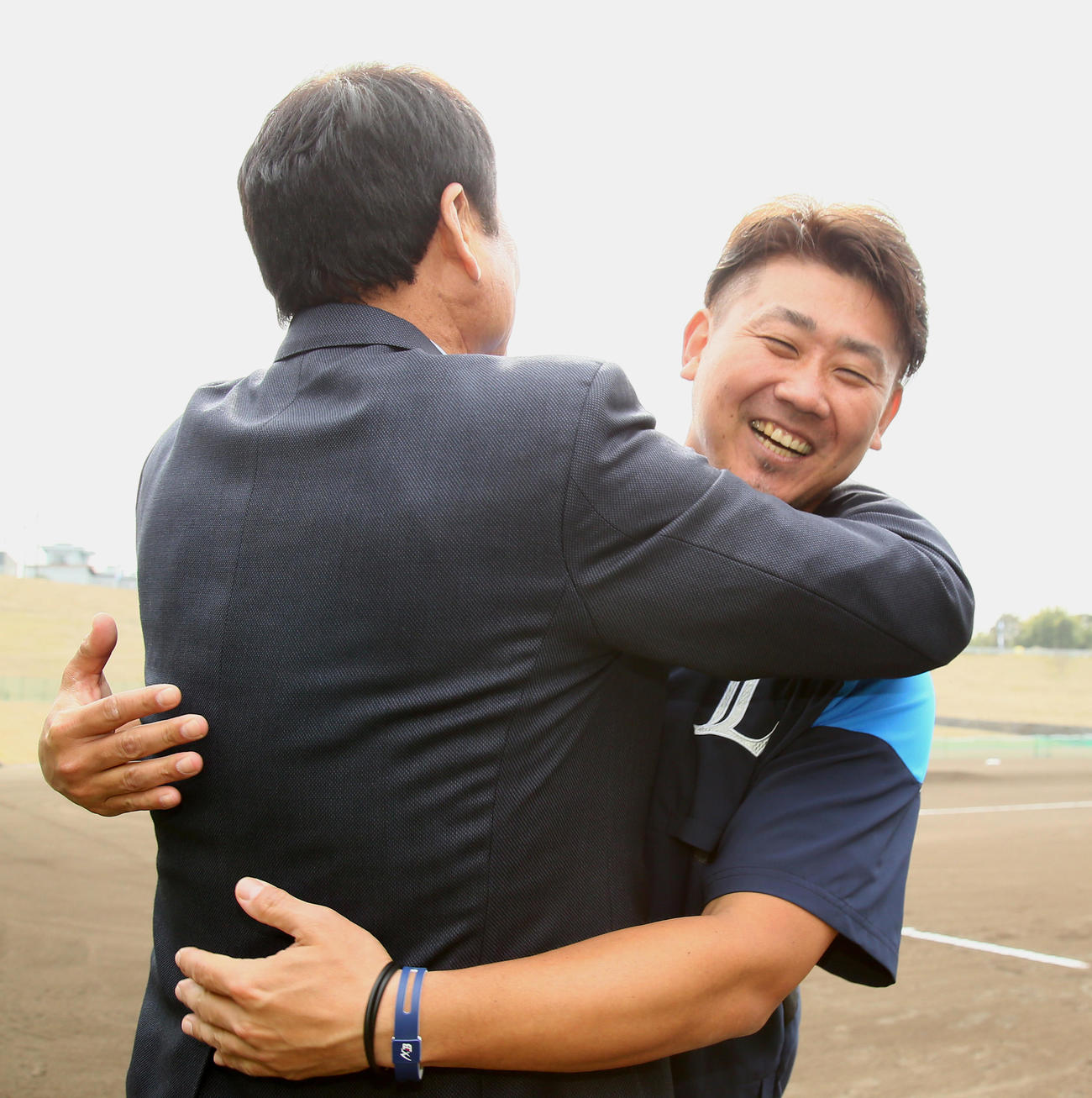 テレビ取材で西武キャンプに訪れた中畑氏（左）は松坂との再会を抱き合い喜ぶ（撮影・足立雅史）
