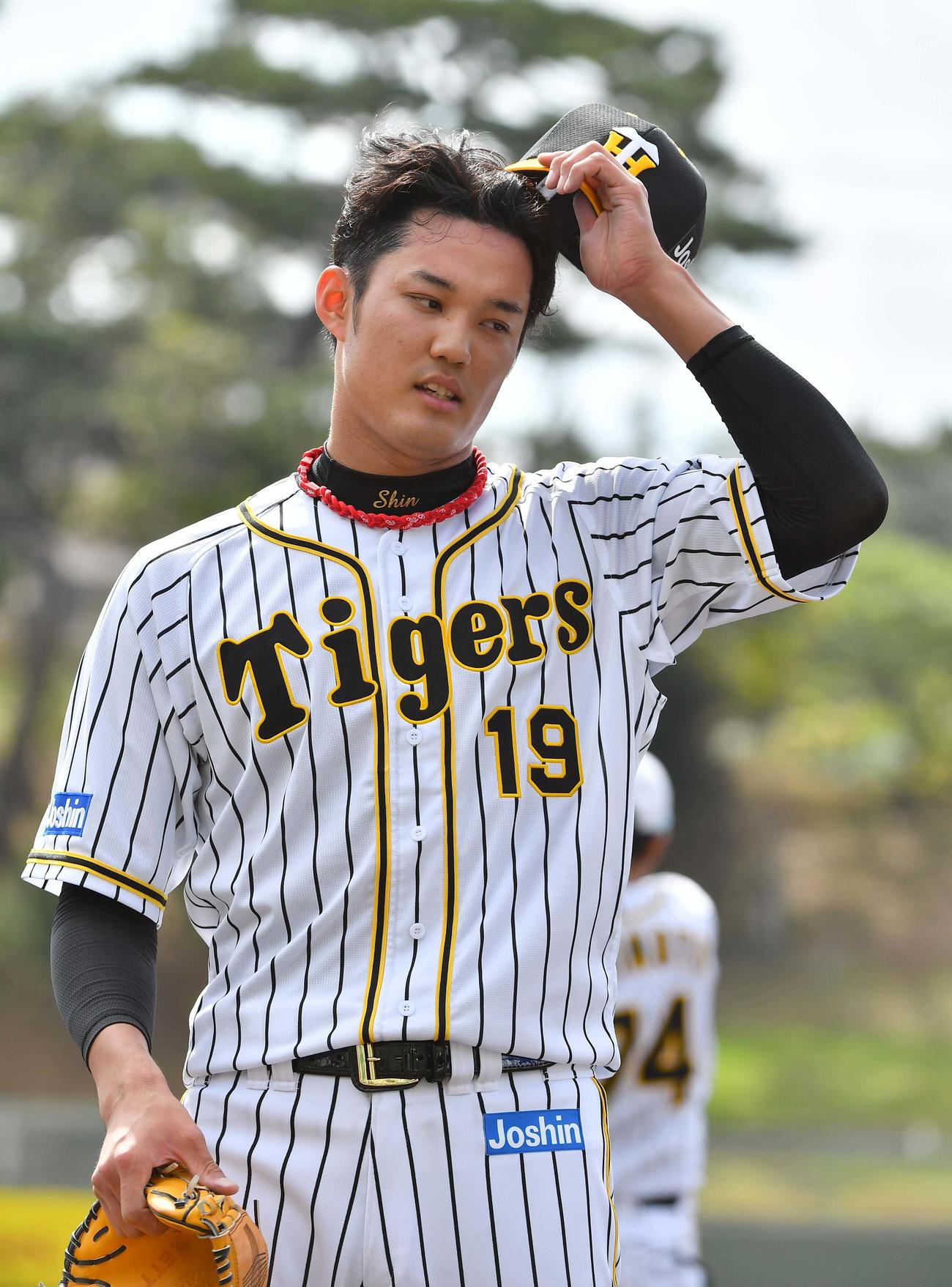 シート打撃に登板するも失点し悔しそうな表情を見せる阪神藤浪（撮影・上田博志）