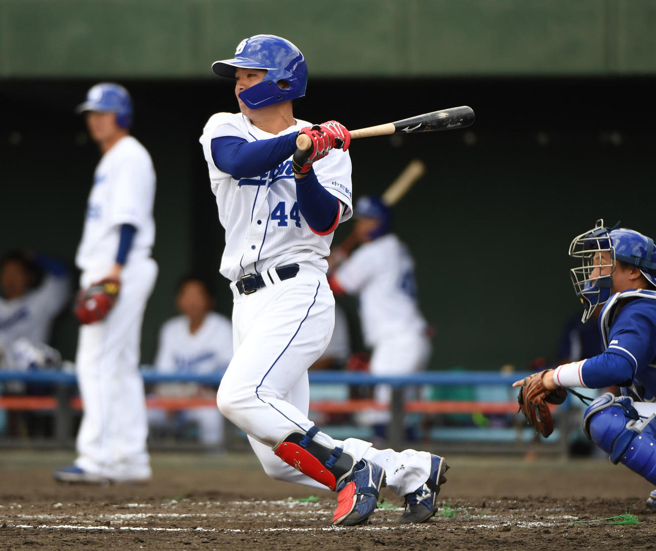 中日紅白戦3回裏1死二塁、左前安打を放ったルーキーの郡司（撮影・森本幸一）