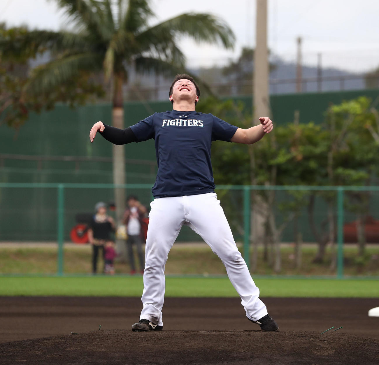 練習中のバツゲームで、マウンドの中心で「コマネチ！」と叫ぶ日本ハム吉田輝星（撮影・黒川智章）