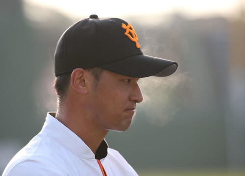 早出練習で湯気を出す巨人吉川尚（撮影・河野匠）