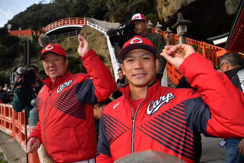 鵜戸神宮で参拝した後、運玉を投げる佐々岡真司監督と田中広輔（右）（代表撮影）