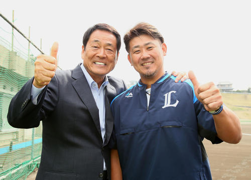テレビ取材で西武キャンプに訪れた中畑氏（左）は松坂と笑顔でポーズを決める（撮影・足立雅史）