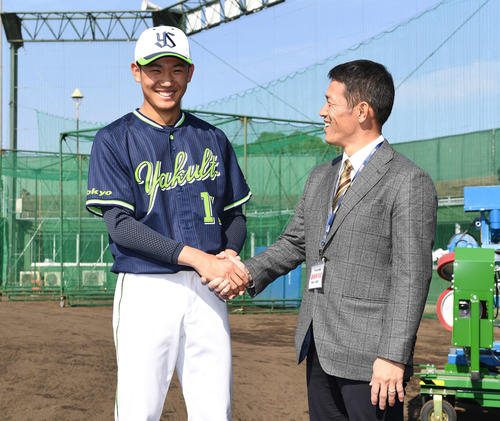 ヤクルト2軍キャンプを訪れた星陵・林監督（右）と笑顔で握手を交わすヤクルト奥川（撮影・鈴木みどり）