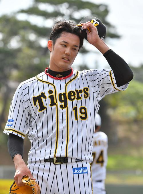 シート打撃に登板するも失点し悔しそうな表情を見せる阪神藤浪（撮影・上田博志）