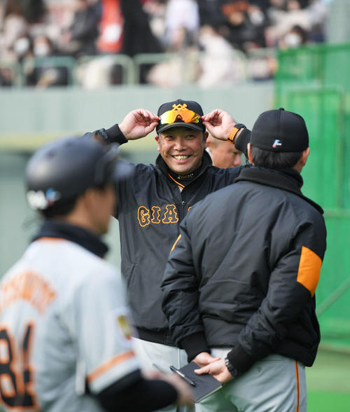 紅組対白組　7対1で白組に勝利し、笑顔を見せる阿部2軍監督（撮影・加藤諒）