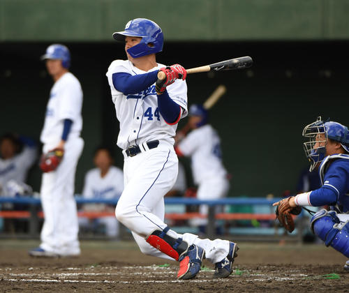 中日紅白戦3回裏1死二塁、左前安打を放ったルーキーの郡司（撮影・森本幸一）