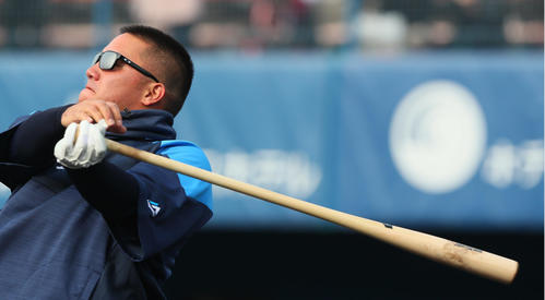 長尺バットで早出練習を行う西武山川（撮影・足立雅史）