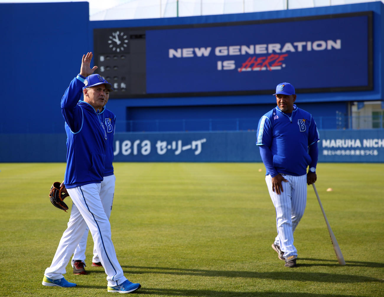 選手たちにあいさつする特別コーチのビスケル氏（左）。右はDeNAラミレス監督（撮影・大野祥一）