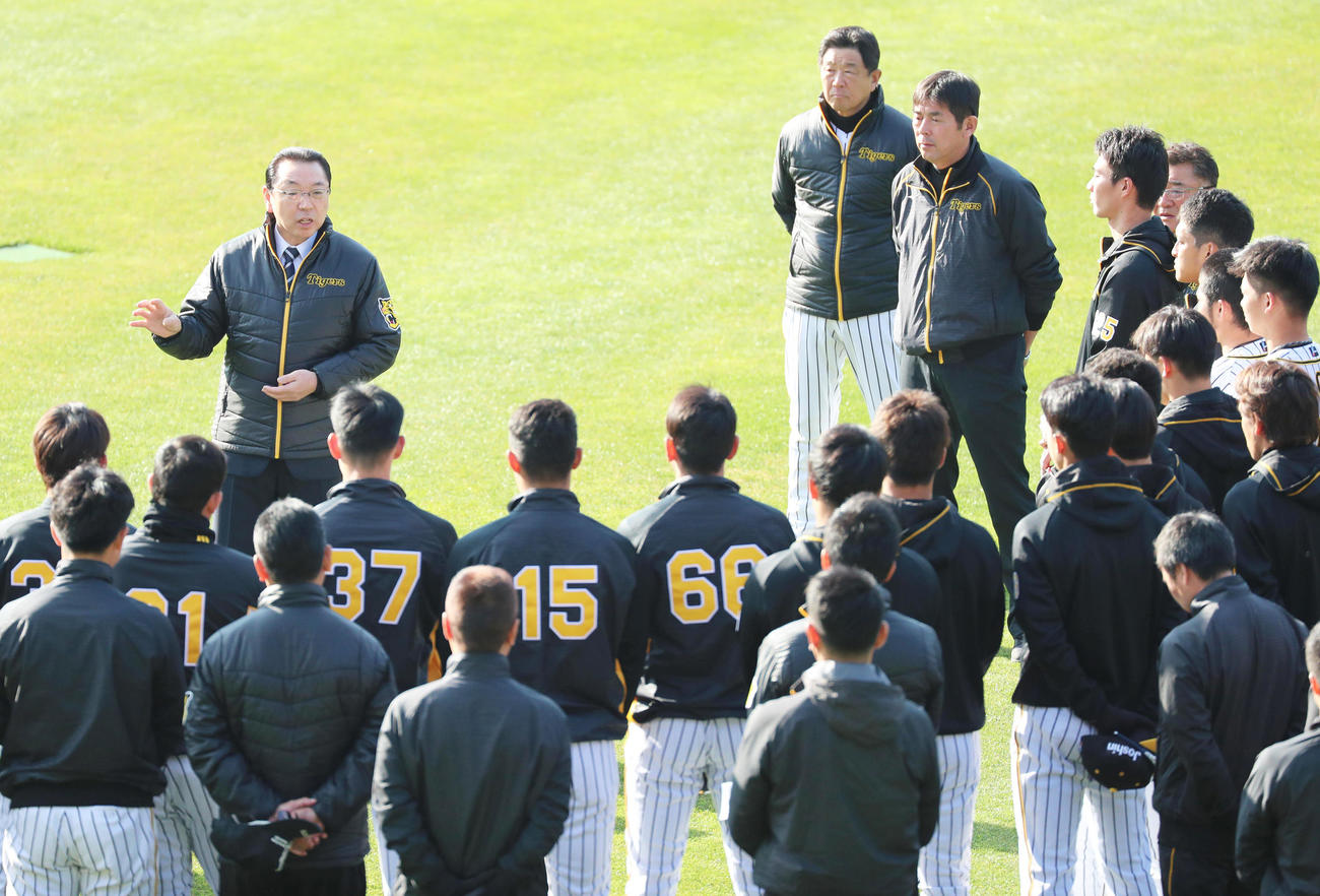 安芸で2軍選手を前にあいさつする揚塩健治球団社長（撮影・清水貴仁）