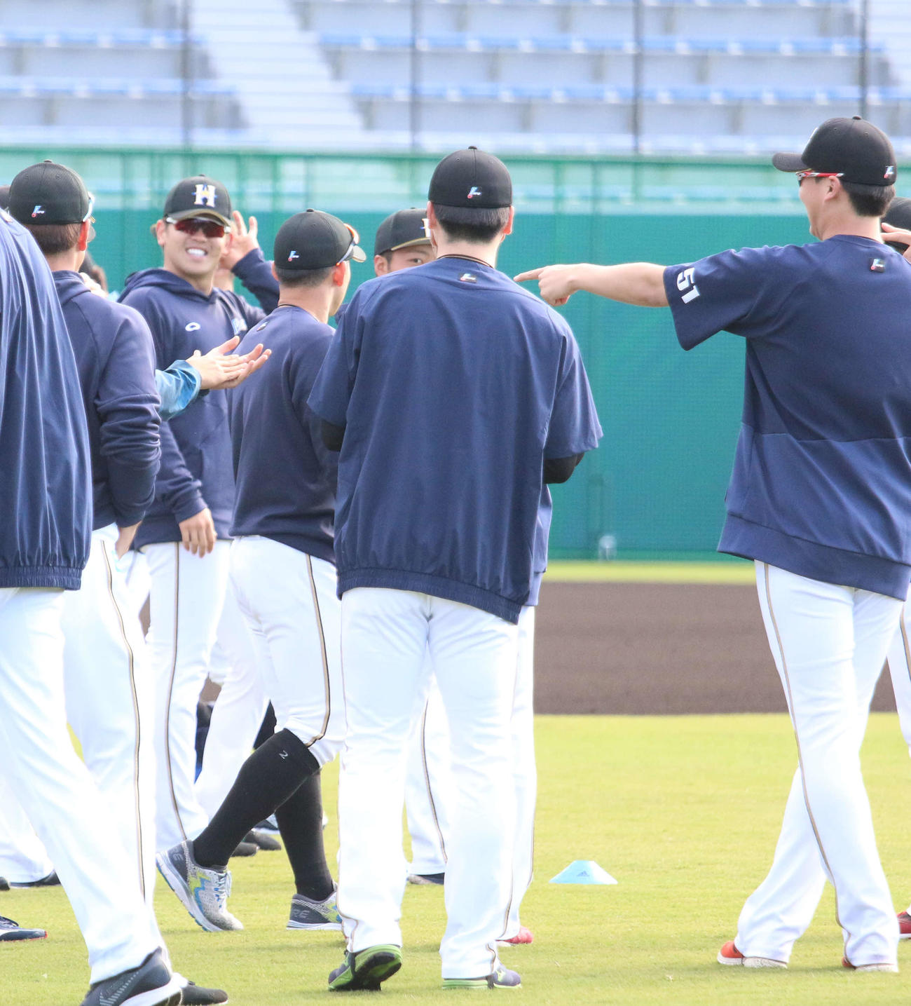 誕生日を自らアピールして周囲にいじられる日本ハム杉谷（左から3人目）（撮影・木下大輔）