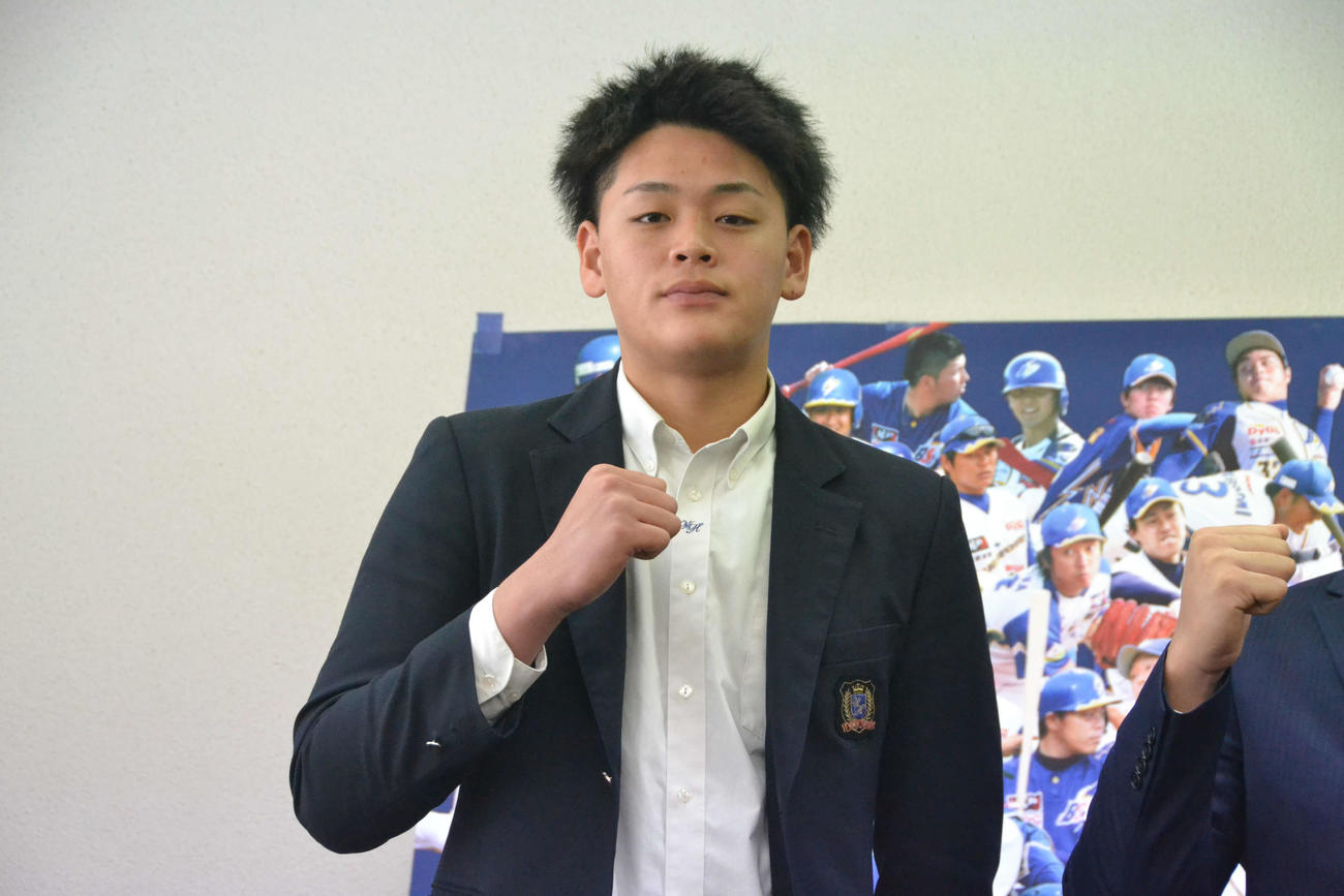 関西独立リーグ兵庫ブルーサンダーズの入団会見に出席した和歌山東・落合（撮影・望月千草）