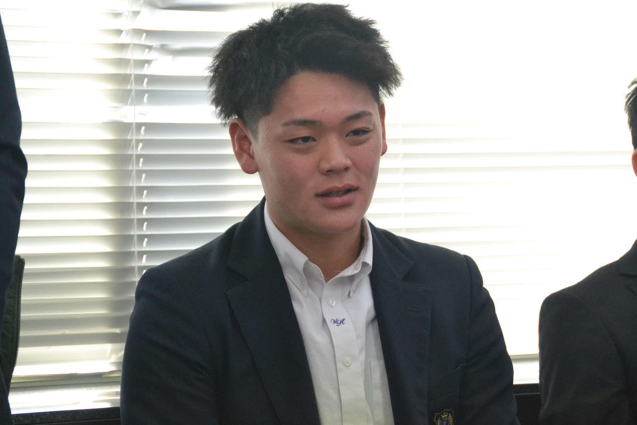 関西独立リーグ兵庫ブルーサンダーズの入団会見に出席した和歌山東・落合（撮影・望月千草）