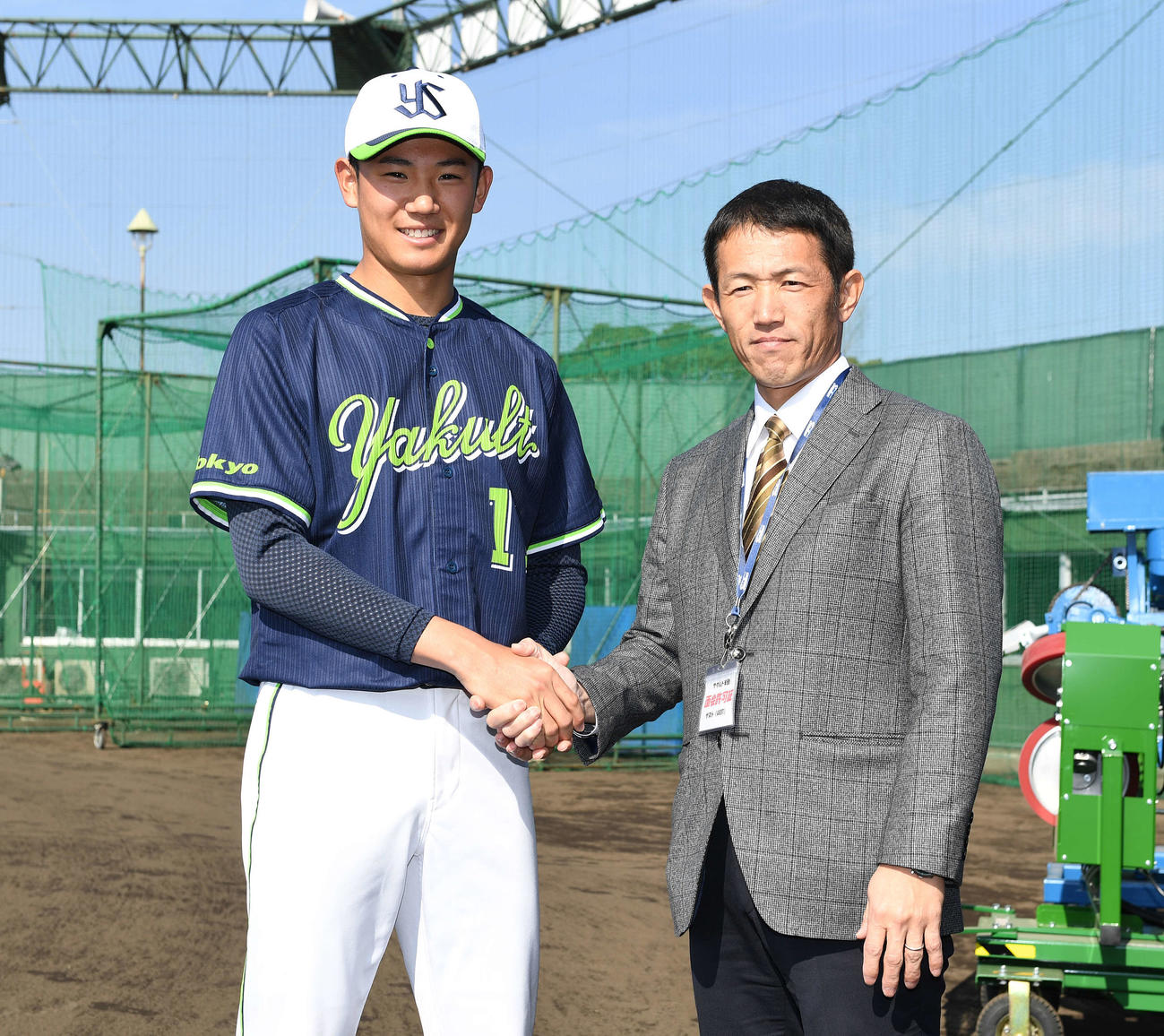 ヤクルト2軍キャンプを訪れた星稜・林監督（右）と笑顔で握手を交わすヤクルト奥川（撮影・鈴木みどり）