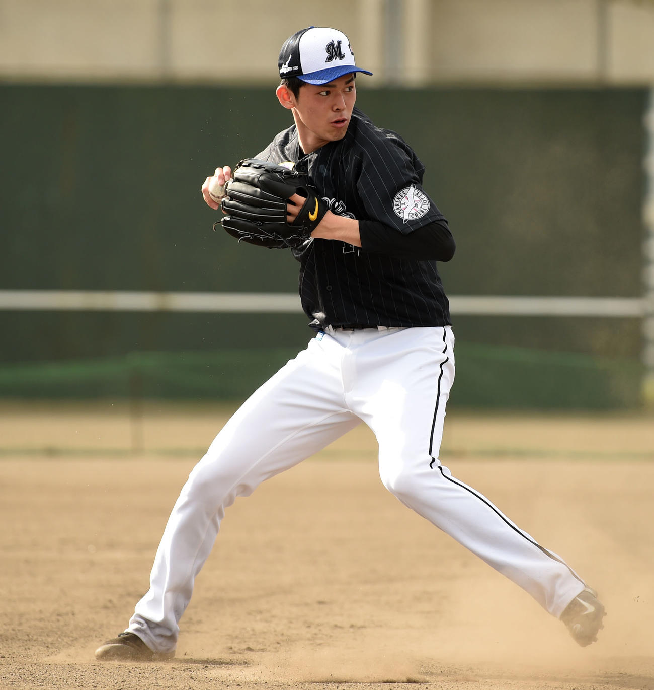 投内連係で軽快な動きを見せるロッテ佐々木朗（撮影・横山健太）