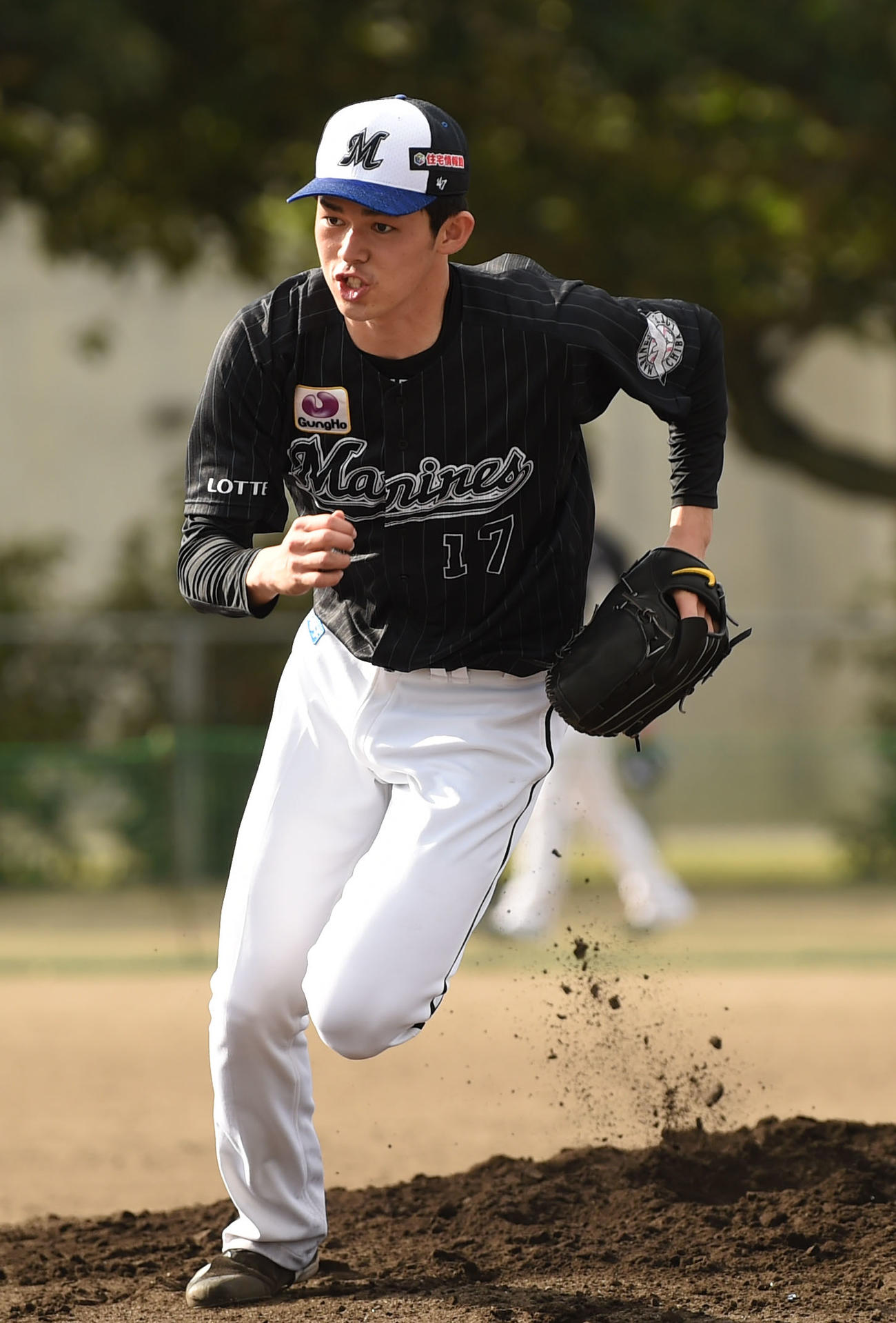 投内連係で軽快な動きを見せるロッテ佐々木朗（撮影・横山健太）
