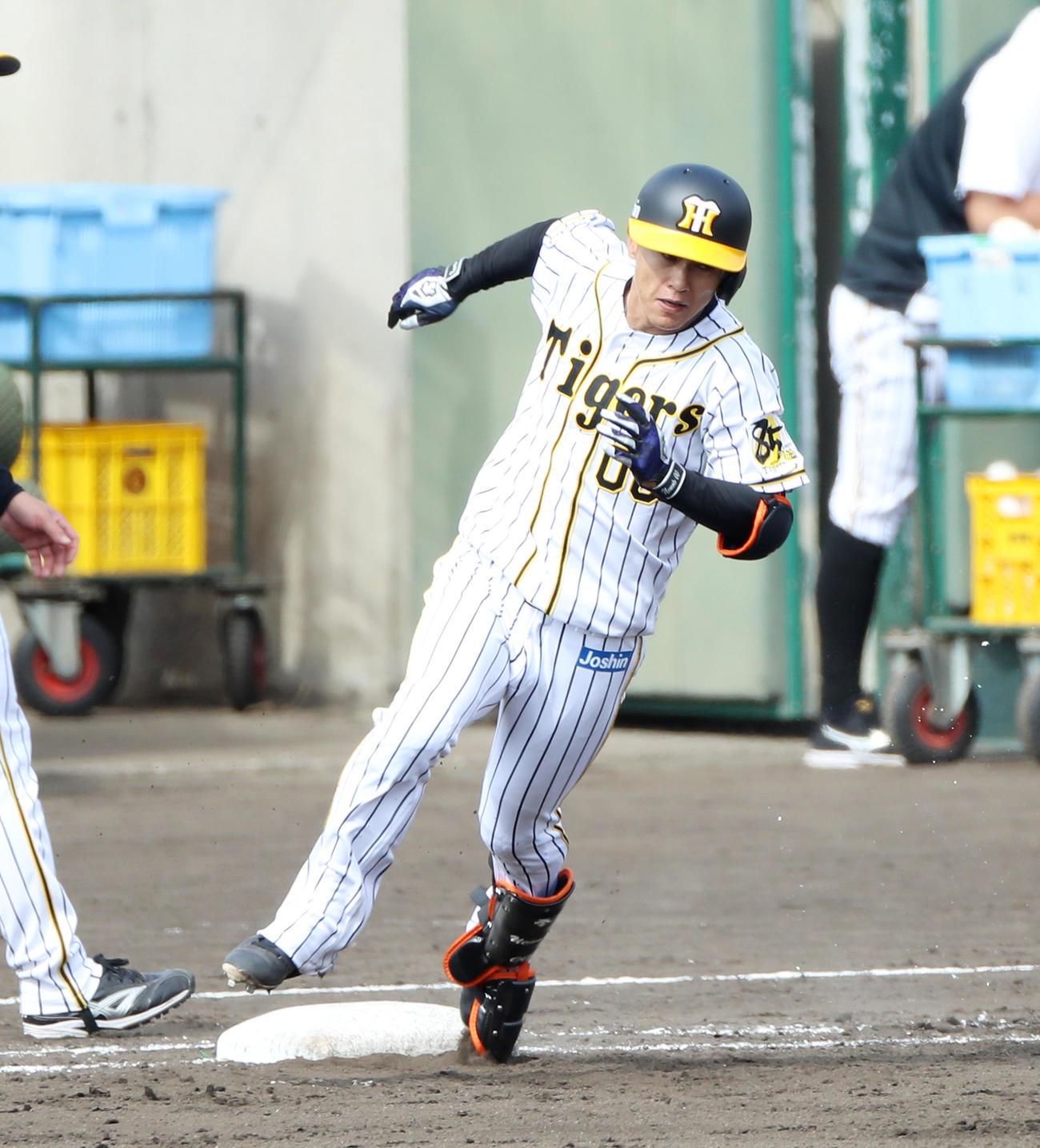 シート打撃で1死から左線二塁打を放つ上本（撮影・加藤哉）
