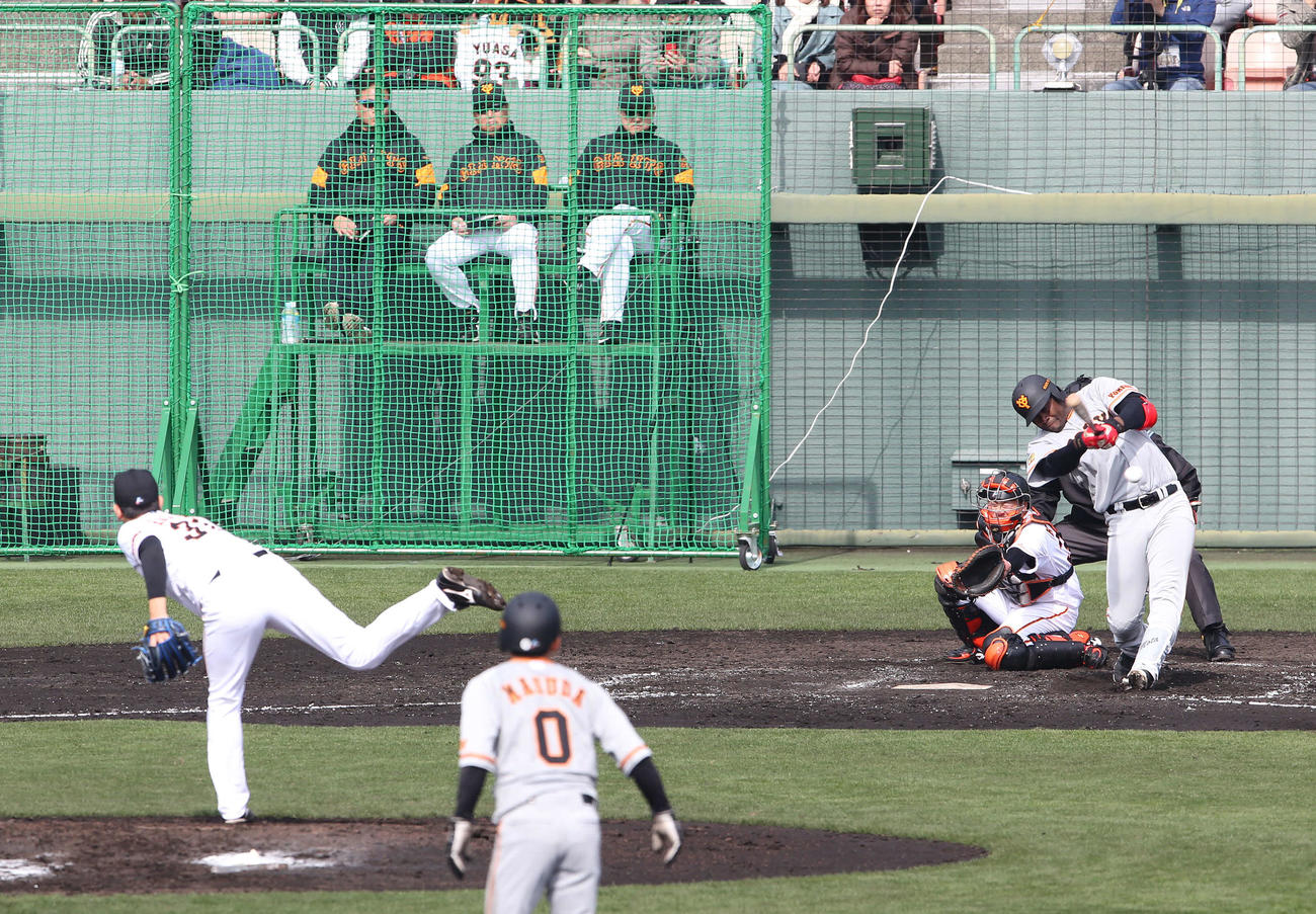 紅組対白組　3回表紅組無死満塁、左前に2点適時打を放つモタ。投手畠（撮影・河野匠）