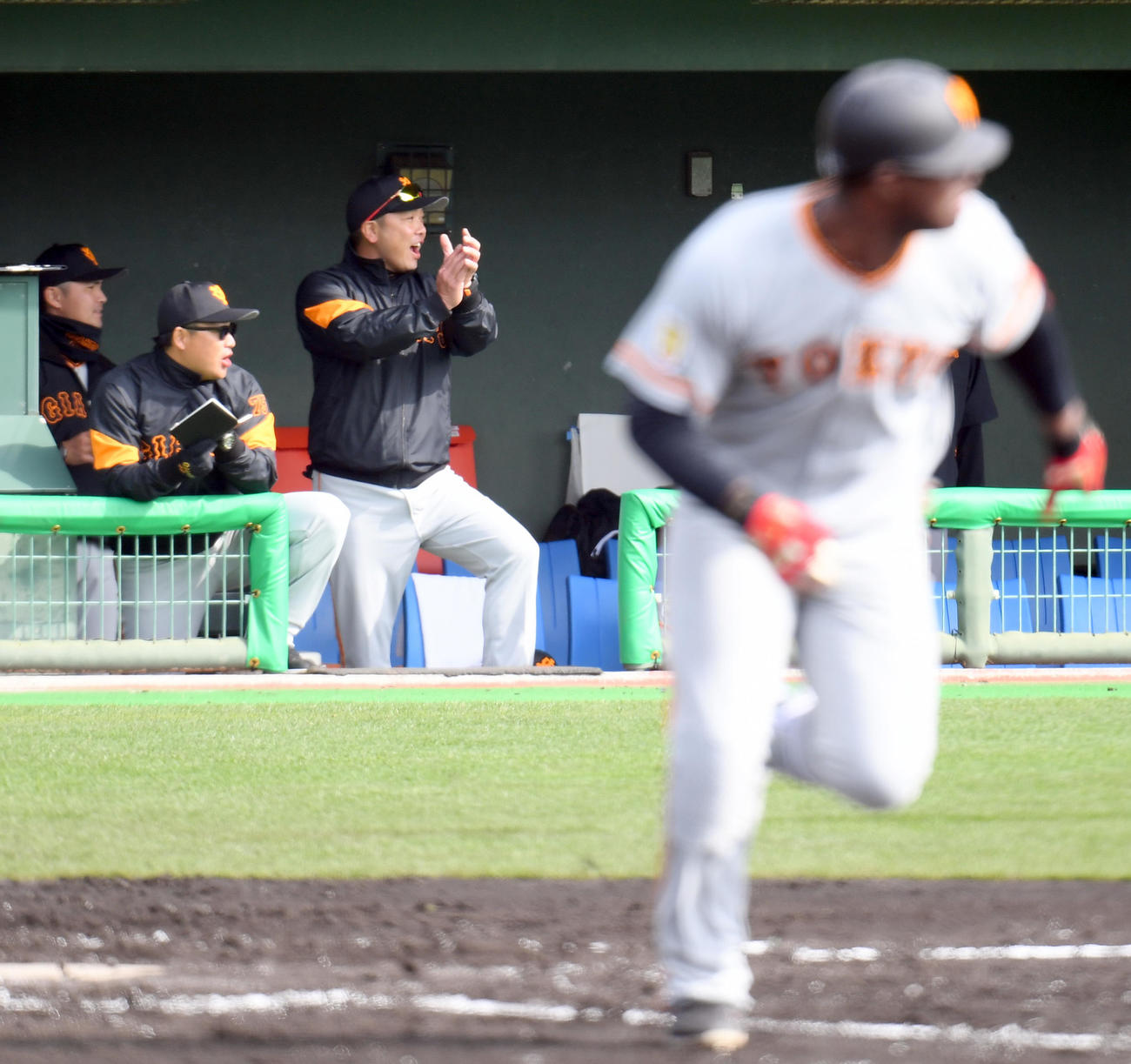 紅白戦　3回表紅組無死満塁、モタの2点適時打に喜ぶ阿部2軍監督（撮影・たえ見朱実）