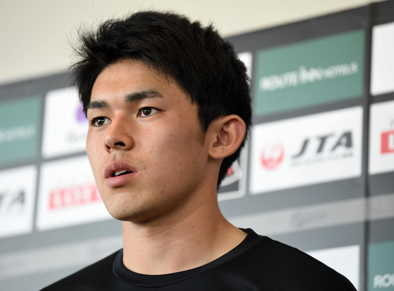 第1クールを終え取材に応じるロッテ佐々木朗（撮影・横山健太）