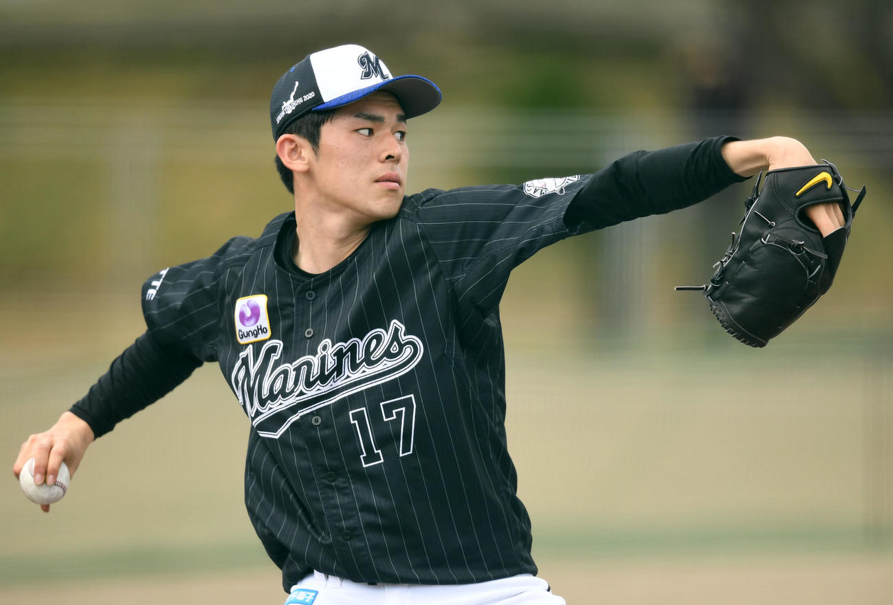 キャッチボールするロッテ佐々木朗（撮影・横山健太）