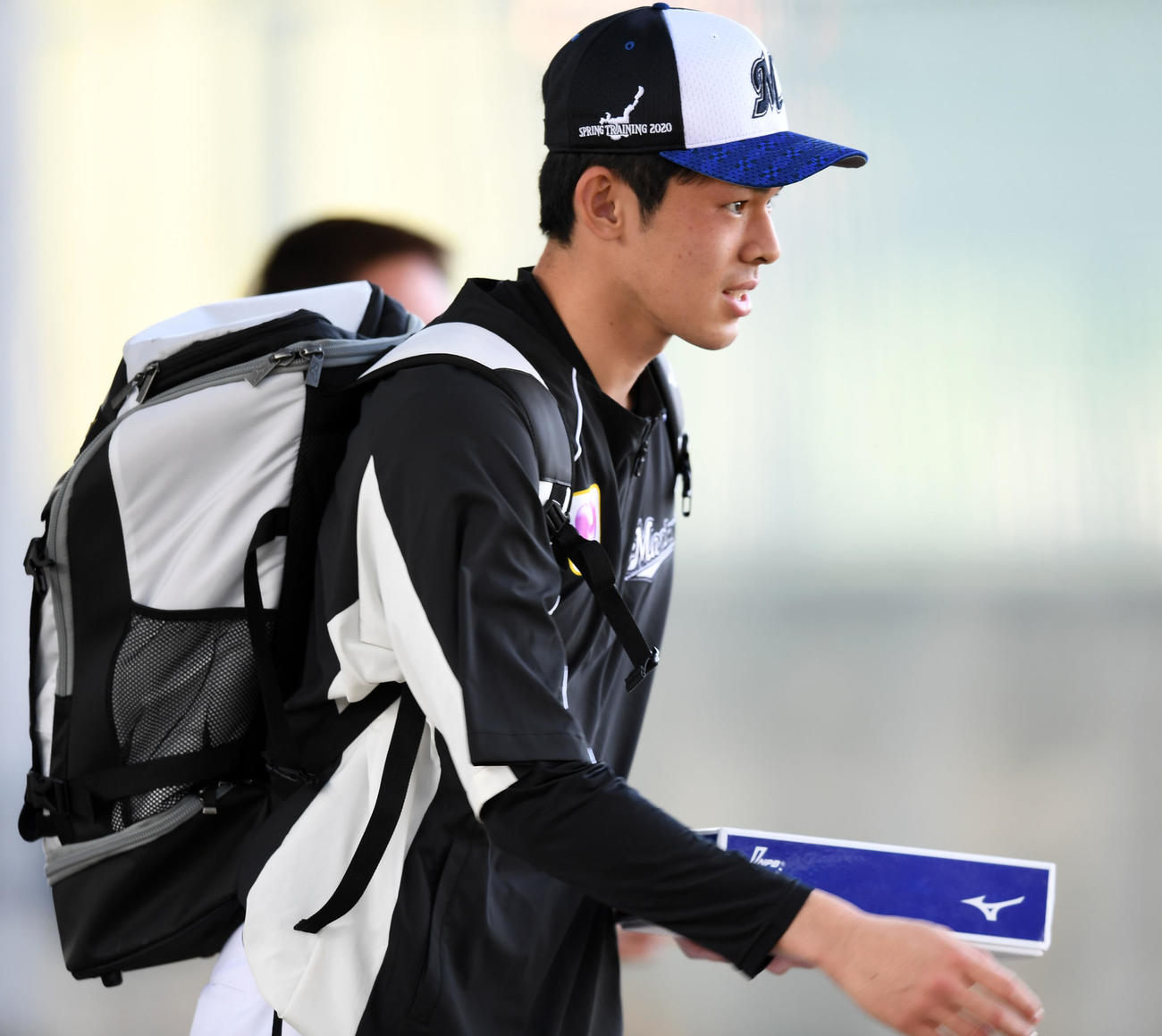 練習へ向かうロッテ佐々木朗（撮影・横山健太）