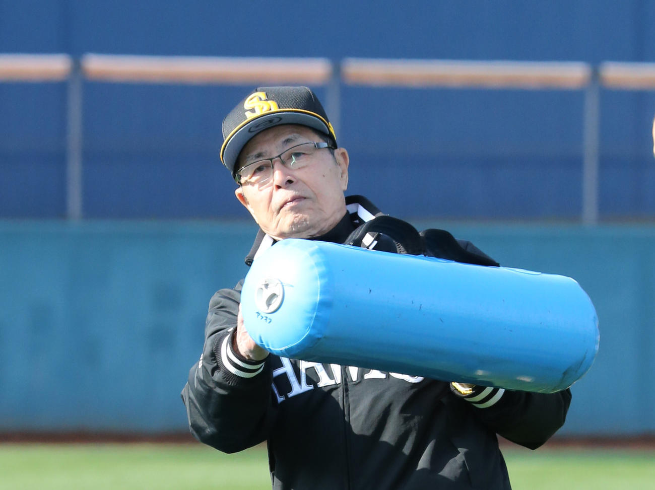 水の入った体幹を鍛える道具を振り回す王貞治球団会長　（撮影・菊川光一）