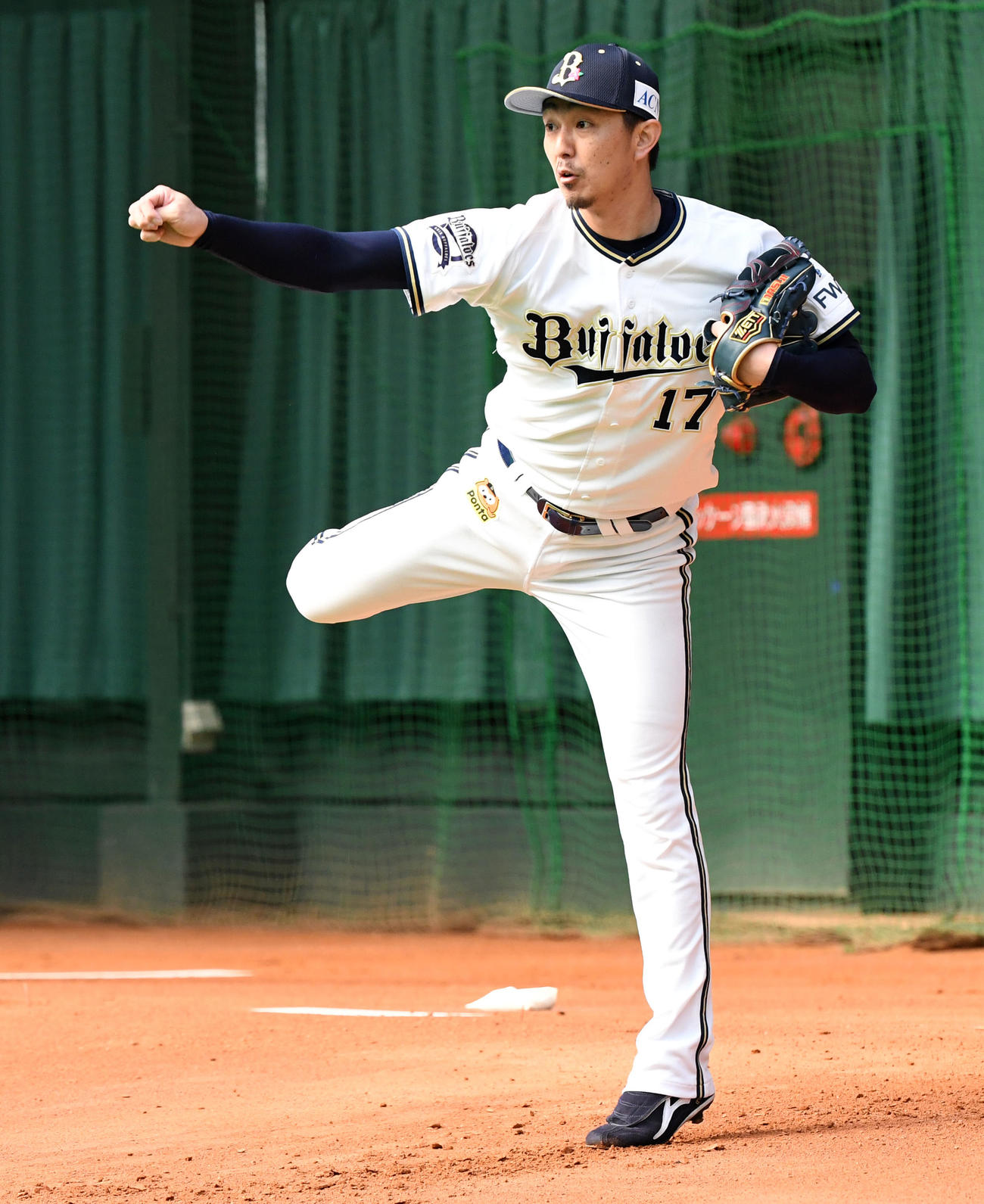 ブルペンで投球練習を行う増井（撮影・前岡正明）