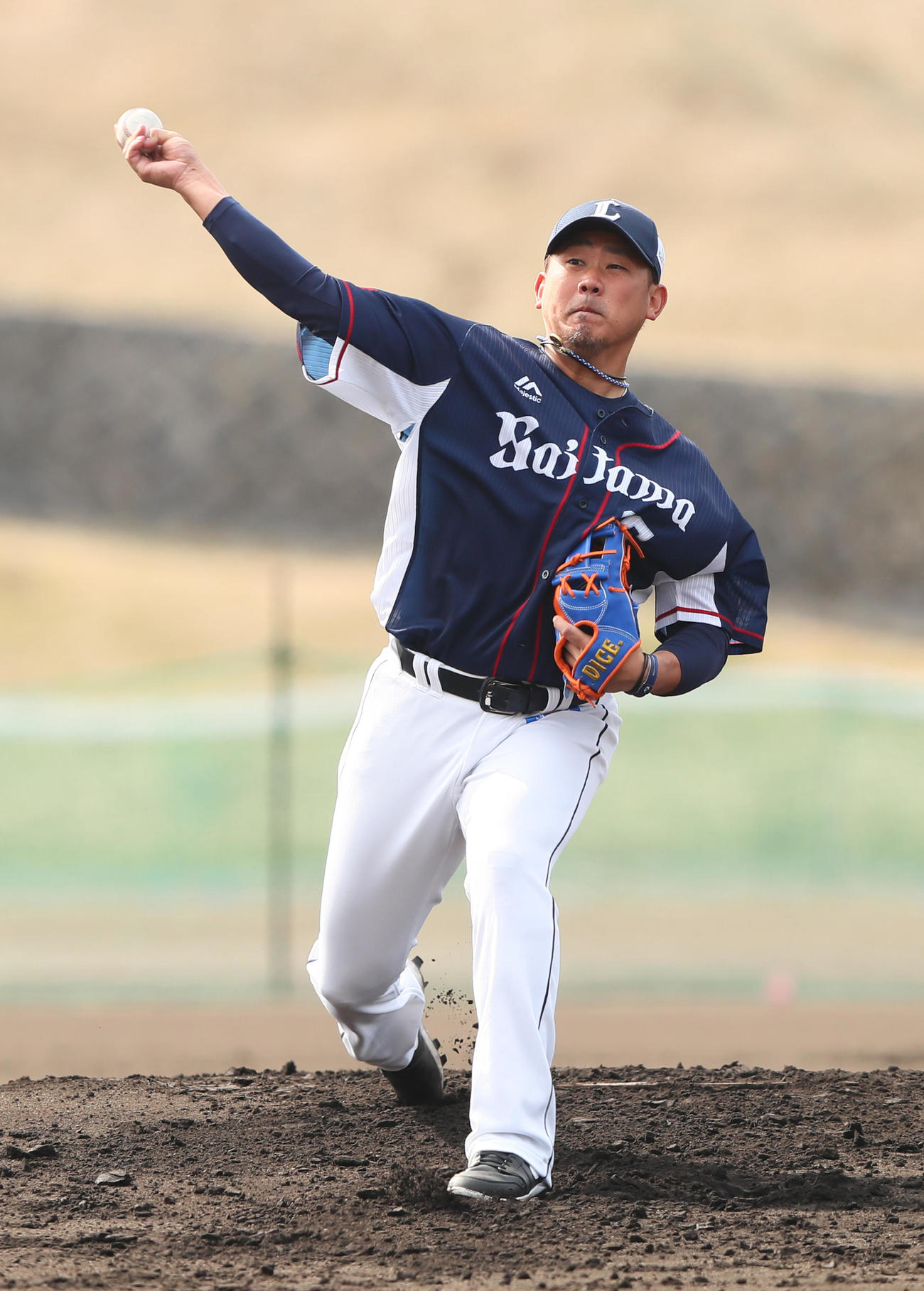ビジターユニホーム姿で投内連係を行う西武松坂（撮影・足立雅史）